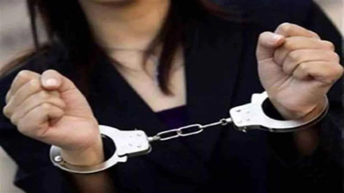 फर्जी आईडी से होटल में कमरा लेकर मंगेतर जोड़े ने की चोरी, पुलिस ने पकड़ा