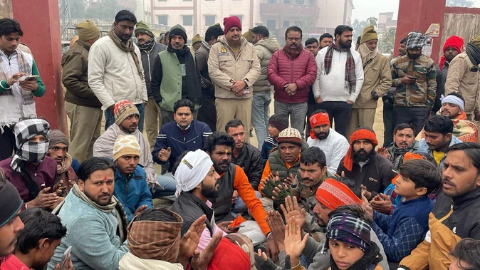 बदायूं बवाल: हिंदू संगठनों ने थाने का घेराव कर किया हनुमान चालीसा का पाठ