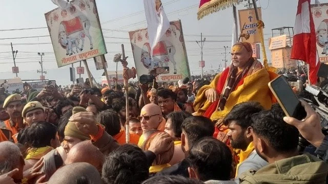 संगम तट जाने से रोका गया शंकराचार्य अविमुक्तेश्वरानंद का काफिला, समर्थकों में रोष