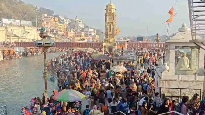 हरिद्वार: स्नान के लिए हरकी पैड़ी पर उमड़ा आस्था का सैलाब, दिखा अद्भुत नजारा
