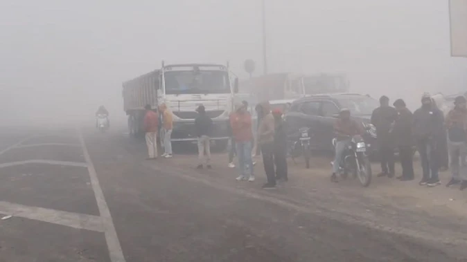 अमरोहा में घने कोहरे के बीच कई सड़क हादसे, दर्जनों घायल और एक महिला की मौत