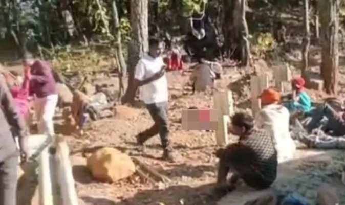 लातेहार में सड़क हादसा: शादी में जा रही बस पलटी, छह की मौत
