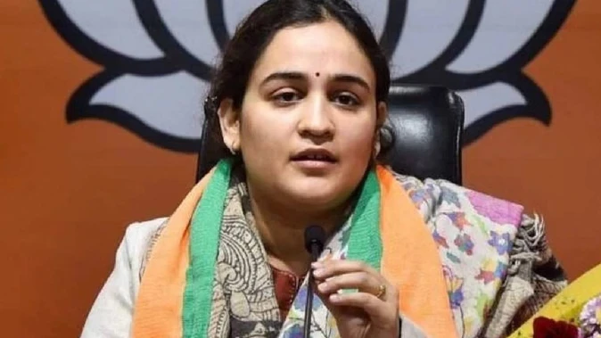 मुलायम परिवार में दरार! प्रतीक यादव ने की अपर्णा यादव से तलाक की घोषणा