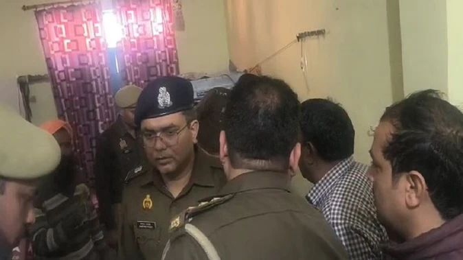 एटा में दिनदहाड़े दहशत: घर में घुसकर चार लोगों की बेरहमी से हत्या