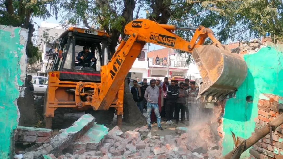 बहराइच मेडिकल कॉलेज परिसर से अवैध मजारों पर बुलडोजर कार्रवाई
