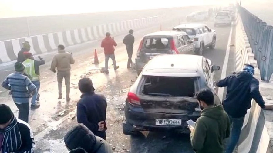 दिल्ली-खेकड़ा एलिवेटेड रोड पर कोहरे के कारण 25 वाहन टकराए, 35 लोग घायल