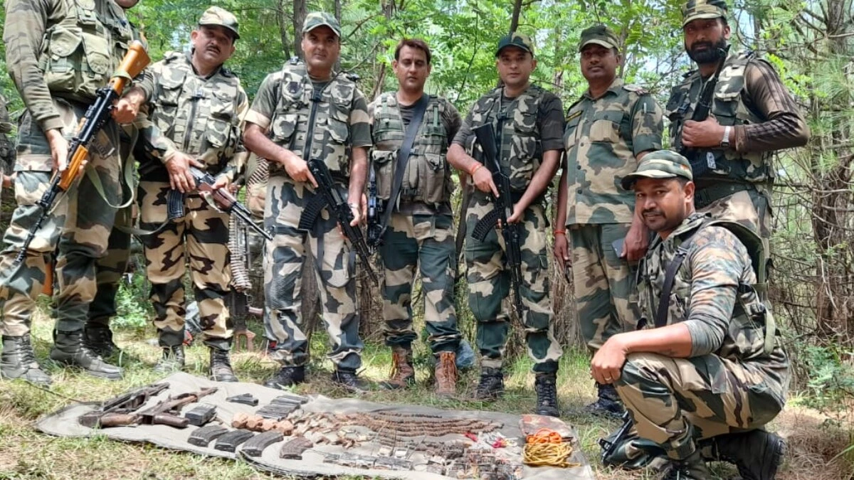 सांबा में बीएसएफ ने बरामद किए जंग लगे हथियार, नदी किनारे मिला बड़ा जखीरा