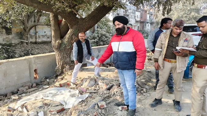 मेरठ में 200 साल पुरानी मजार टूटी, लोगों ने किया हंगामा; प्रशासन ने मरम्मत का दिया आश्वासन