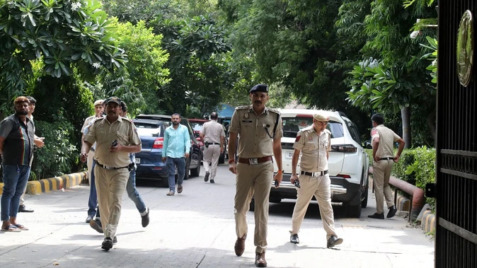 धमकी भरे ईमेल से नोएडा के स्कूलों में हड़कंप, बम स्क्वॉड और डॉग स्क्वॉड तैनात