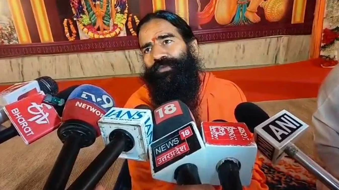 संगम स्नान के बाद अयोध्या पहुंचे बाबा रामदेव, साधुओं को दी सनातन की रक्षा की नसीहत