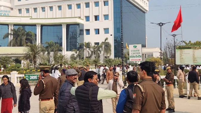 बाराबंकी: हॉस्टल शिकायत पर एमबीबीएस छात्र को वार्डन ने पीटा, छात्रों में गुस्सा