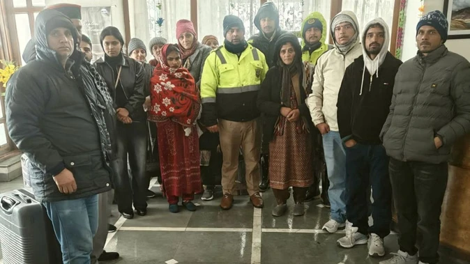 फागू और रघुपुर गढ़ में बर्फबारी: 48 पर्यटकों को सुरक्षित निकाला गया