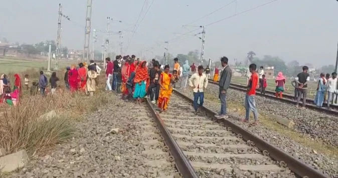 रील बनाते समय हादसा: तेज रफ्तार ट्रेन की चपेट में आए दो युवक