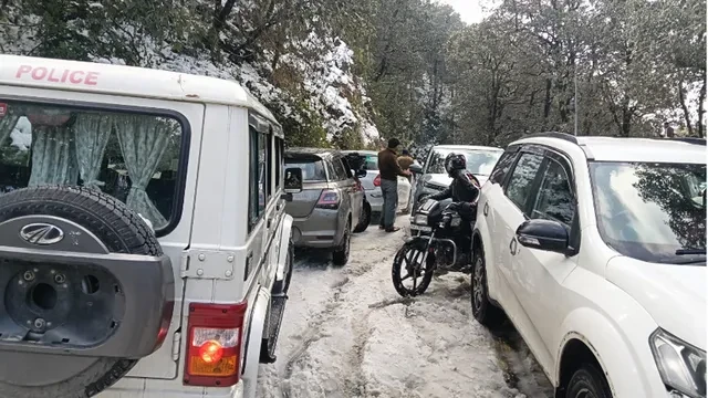 चकराता में बर्फबारी के बाद पर्यटकों की भीड़, लगा 10 किमी लंबा जाम