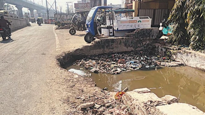 नाले में गिरकर ई-रिक्शा चालक की मौत, जर्जर नालों से मेरठ में बढ़ा जान का खतरा