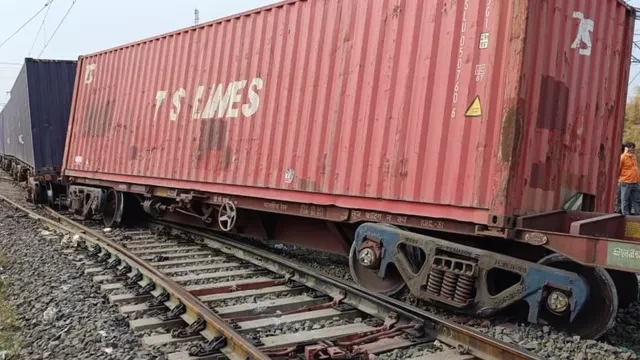 मक्सी स्टेशन के पास बड़ा हादसा, पटरी टूटने से मालगाड़ी ट्रैक से उतरी