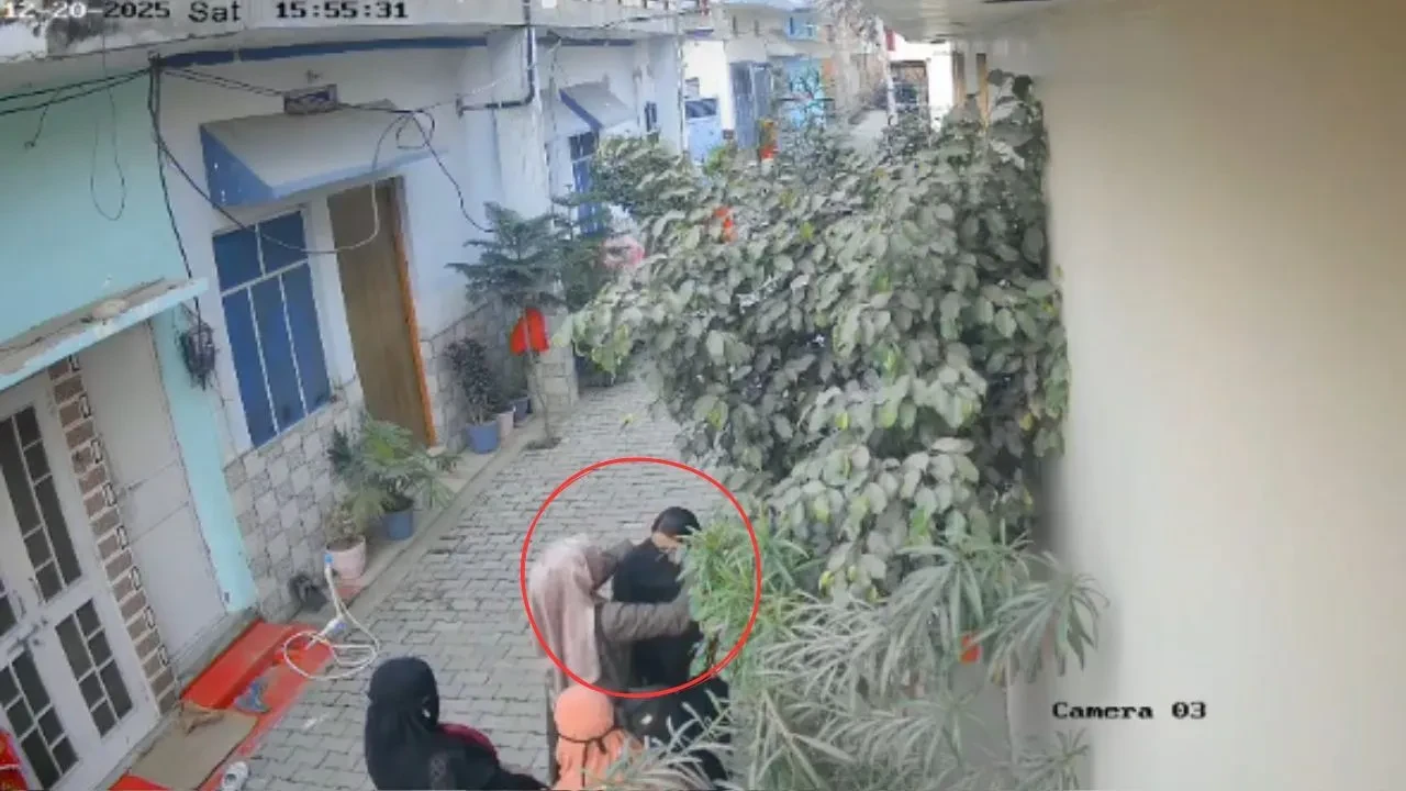 कोचिंग के बाहर बुर्का पहनाने का मामला, 5 नाबालिग छात्राओं पर एफआईआर