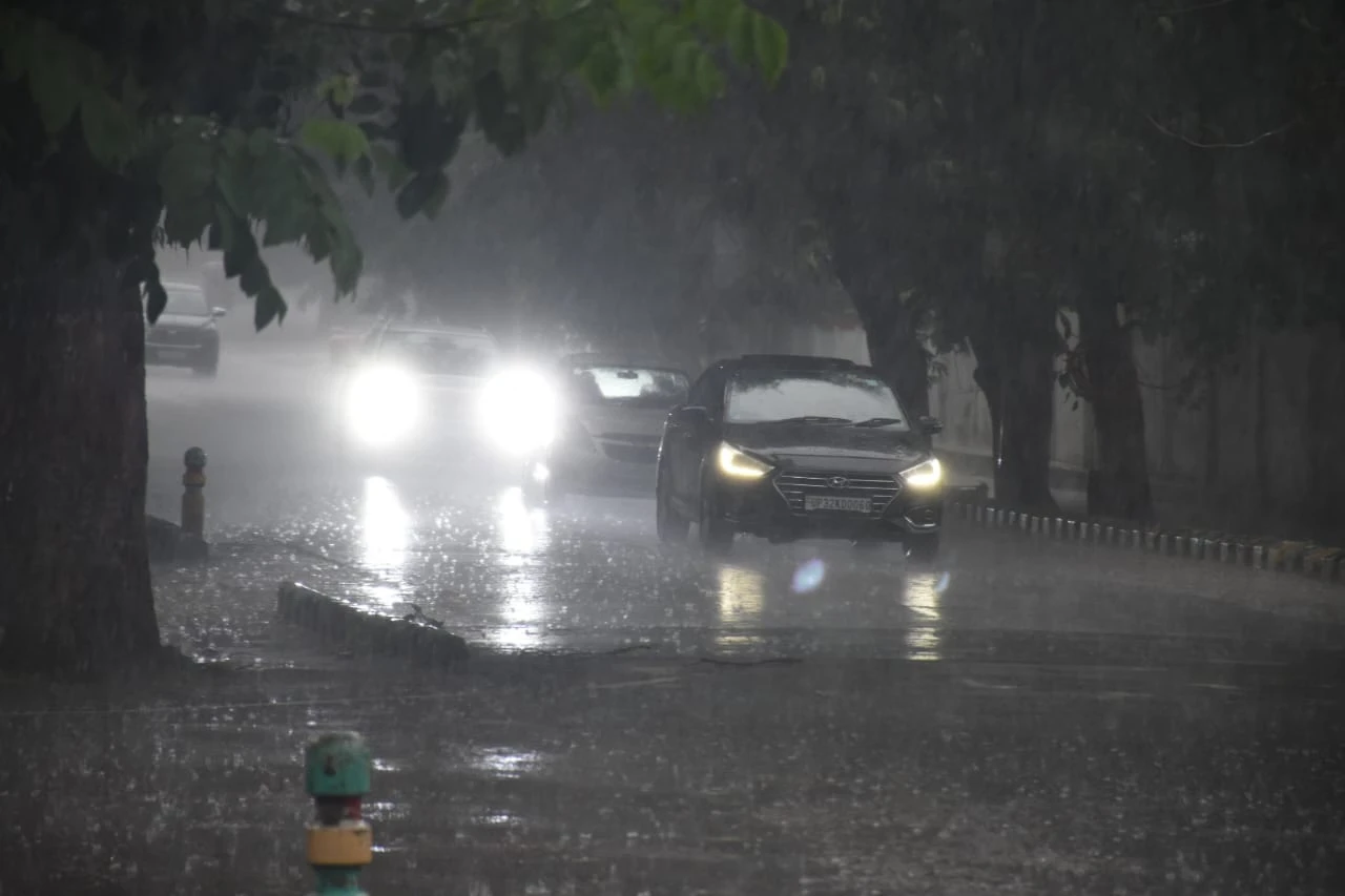 यूपी में बदला मौसम का मिजाज: कहीं बारिश, तो कहीं बढ़ी रात की गर्मी