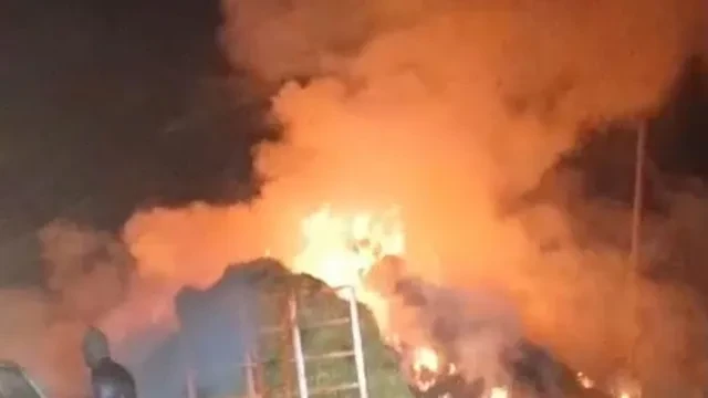 टांडा-मुरादाबाद मार्ग पर पराली लदी ट्रॉली में लगी आग, कई घंटे तक लगा रहा जाम