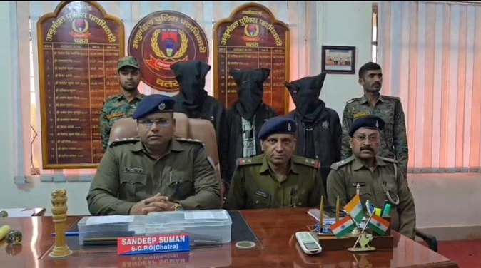 झारखंड-बिहार सीमा से तीन शातिर गिरफ्तार, हथियार और चोरी की बाइक बरामद