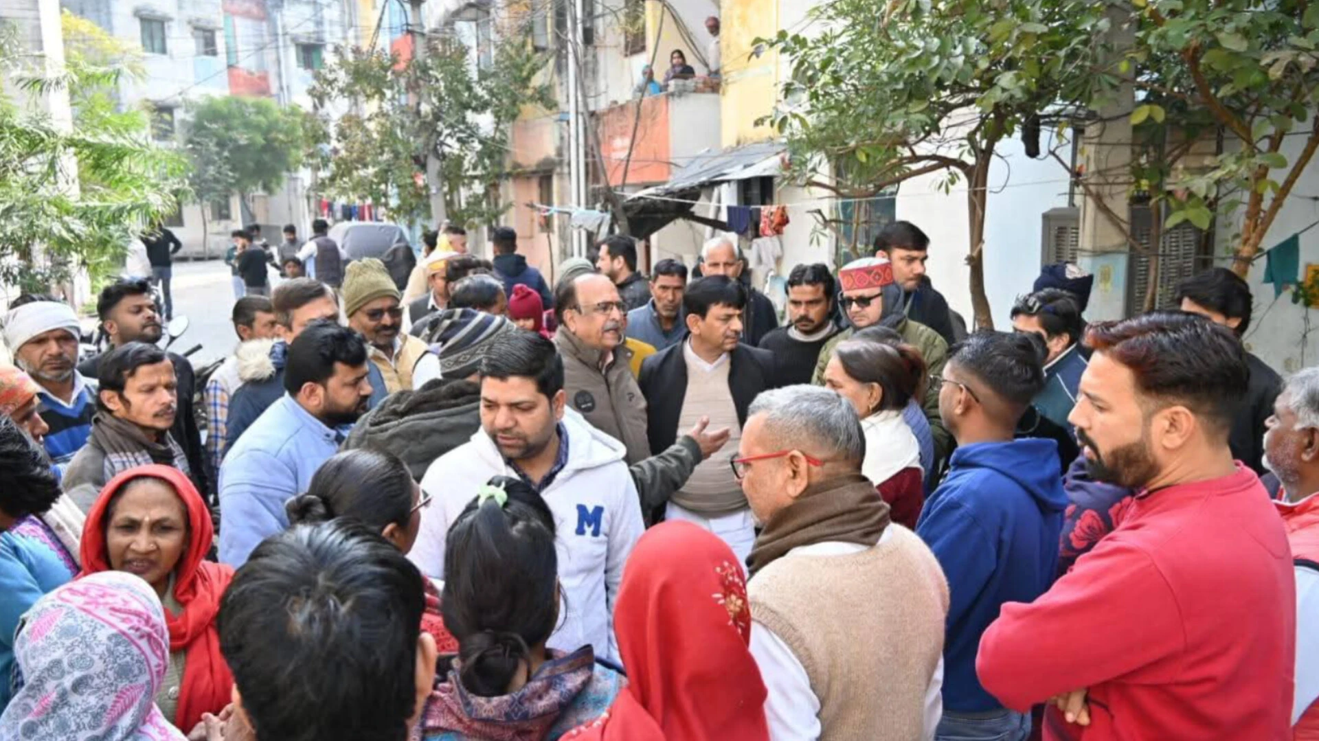 आवास विकास कॉलोनी का हाल जानने पहुंचे मंत्री कपिल देव को भीड़ ने घेरा