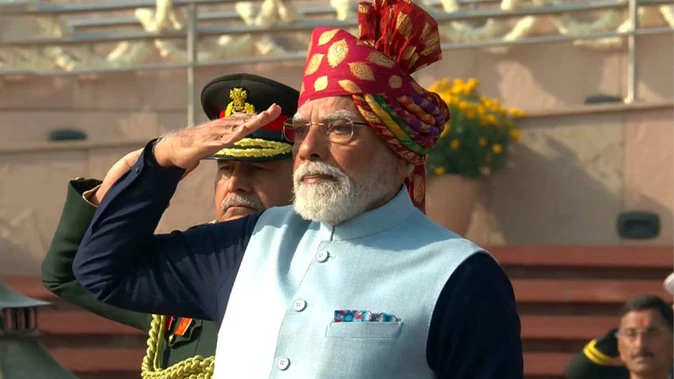 77वें गणतंत्र दिवस पर पीएम मोदी की मरून पगड़ी बनी चर्चा का केंद्र