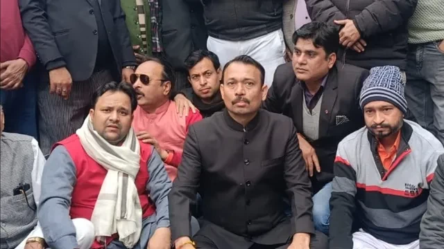 बरेली में धरने पर बैठे सिटी मजिस्ट्रेट अलंकार अग्निहोत्री, निलंबन को बताया साजिश