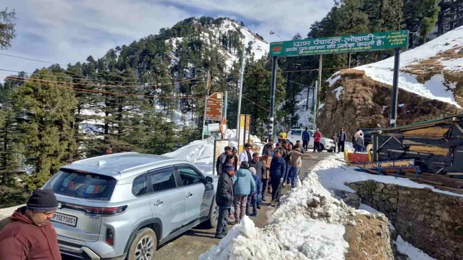 चकराता: लोखंडी में फंसे 80 पर्यटक सकुशल निकले बाहर