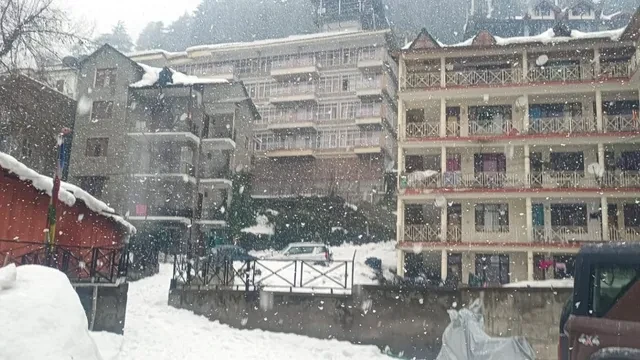 भारी बर्फबारी के चलते लाहुल-स्पीति में स्कूल बंद, प्रशासन ने जारी किए आदेश