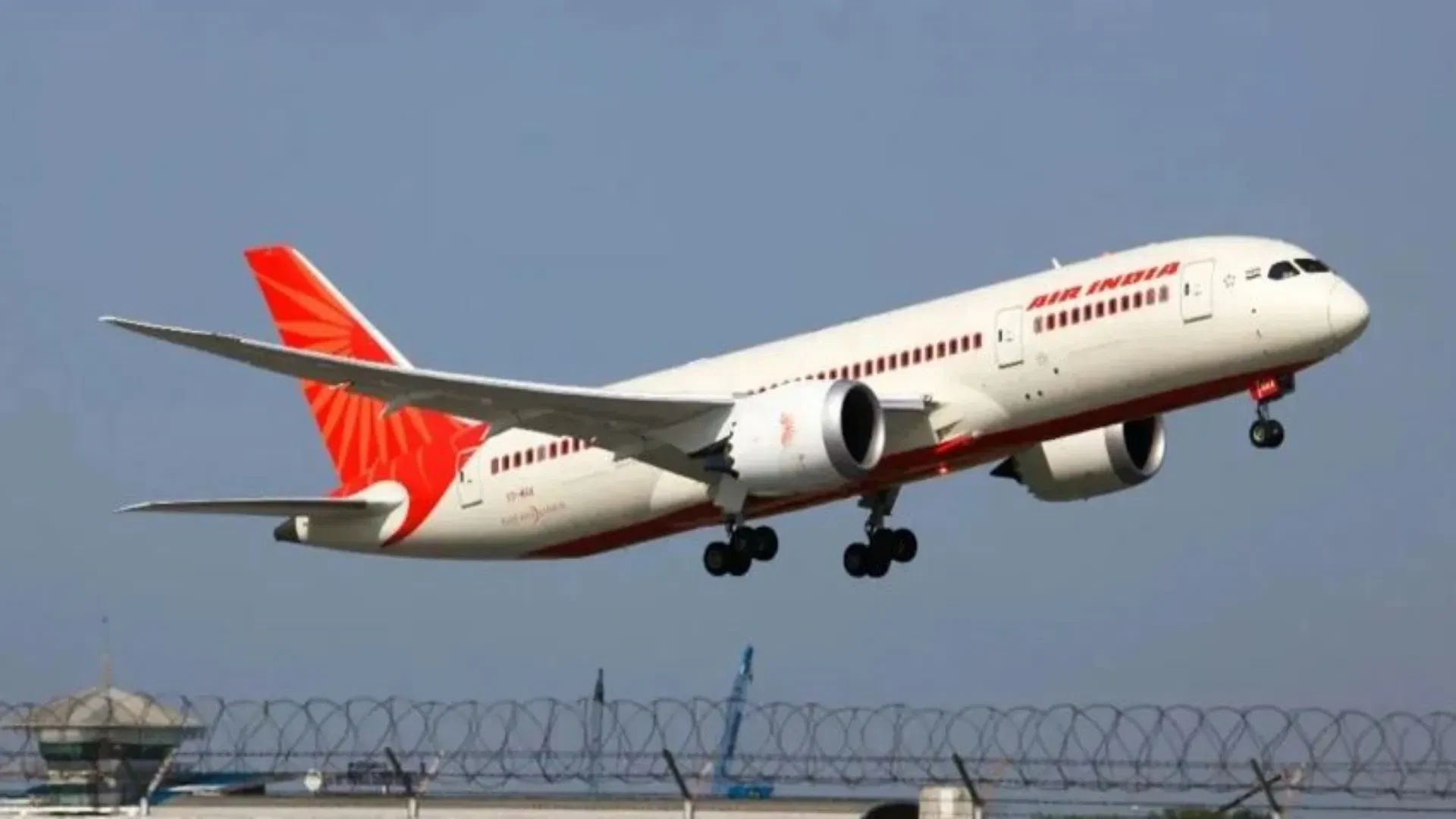 जयपुर एयरपोर्ट पर एअर इंडिया फ्लाइट की लैंडिंग टली, यात्रियों में मची हलचल