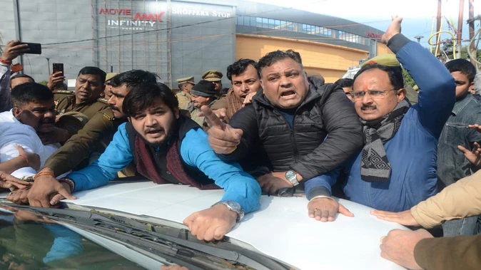 बरेली से बाहर भेजे गए निलंबित पीसीएस अफसर अलंकार अग्निहोत्री, समर्थकों में आक्रोश