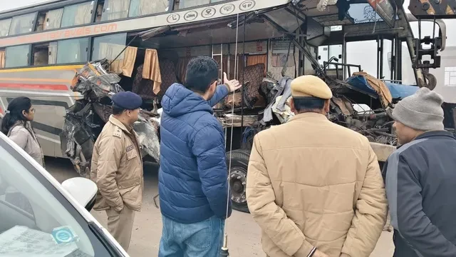 उत्तर प्रदेश से जयपुर जा रही बस ट्रेलर से टकराई, कई घायल