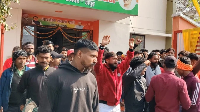हापुड़ में यूजीसी पर हल्लाबोल: भाजपा दफ्तर में घुसे लोग