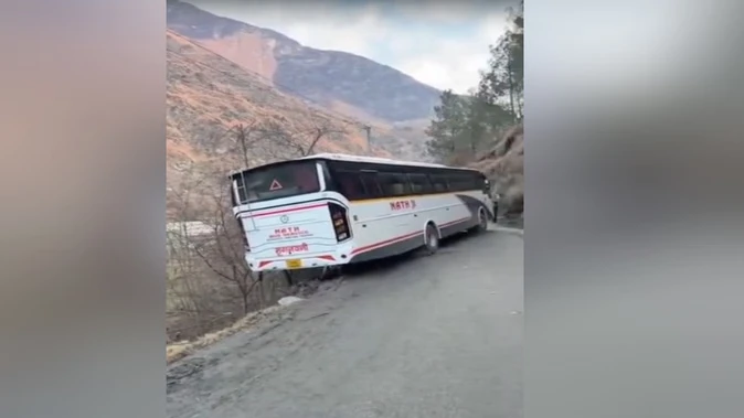 कुल्लू में पर्यटकों से भरी बस खाई में गिरने से बची