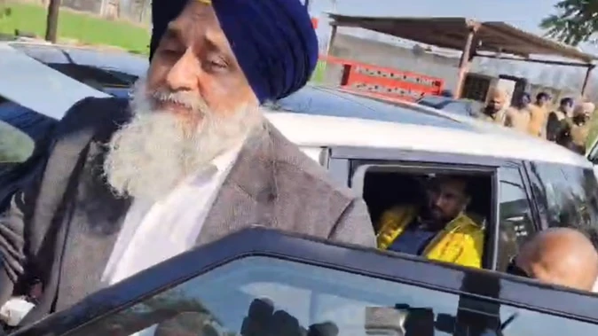 सुखबीर बादल ने जेल में मजीठिया से की मुलाकात, सरकार पर आवाज दबाने का आरोप