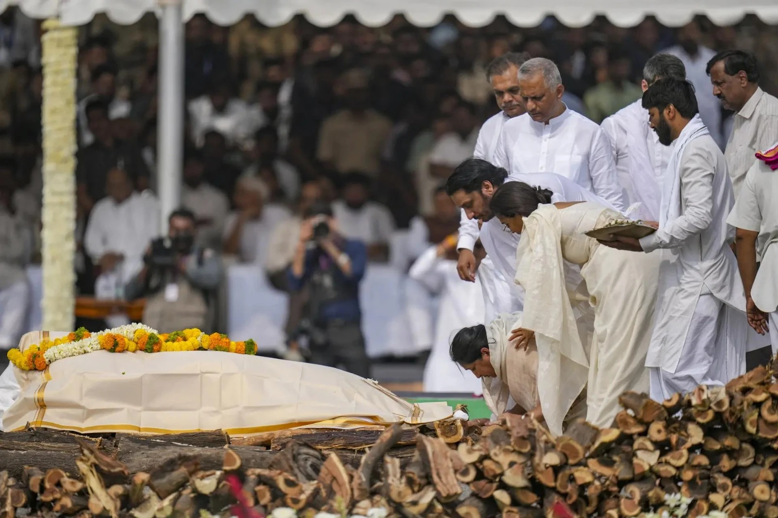 "अजित दादा अमर रहें": बारामती में हजारों लोगों ने दी उपमुख्यमंत्री को अंतिम श्रद्धांजलि