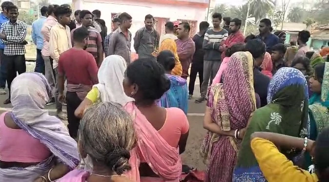पाकुड़: दो नाबालिग छात्राएं संदिग्ध परिस्थितियों में लापता, परिजन धरने पर बैठे