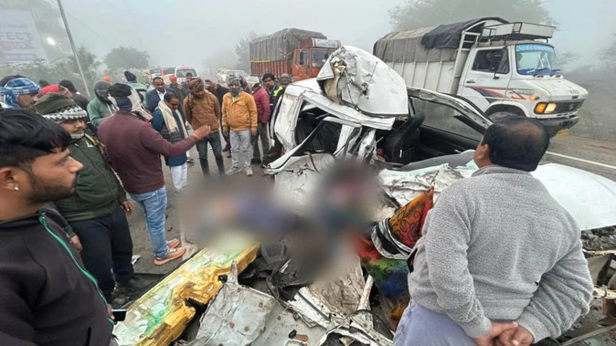 ग्वालियर में घने कोहरे के बीच भीषण सड़क हादसा, चार लोगों की मौत