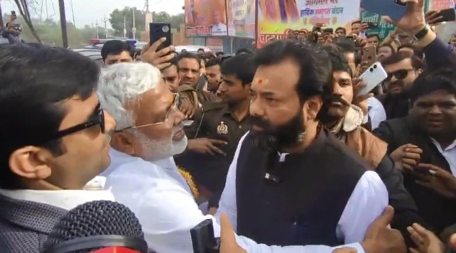 महोबा में भाजपा विधायक ने जलशक्ति मंत्री का काफिला रोका, सड़क खराबी को लेकर जताया विरोध