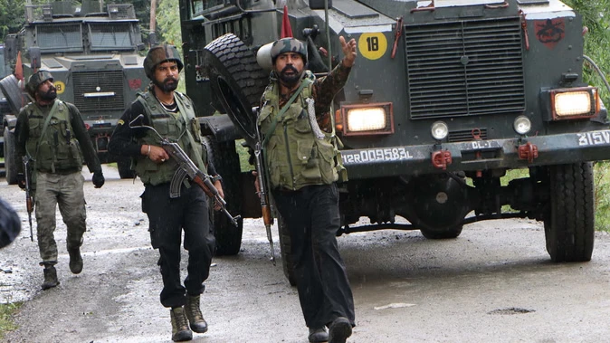 डोलगाम में सुरक्षाबलों और आतंकियों के बीच मुठभेड़ जारी, 3 जवान घायल