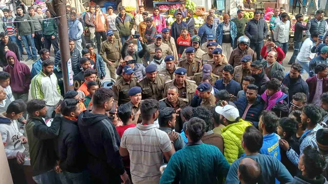 कोटद्वार में दुकान के नाम को लेकर विवाद: बजरंग दल और दुकानदार में झड़प