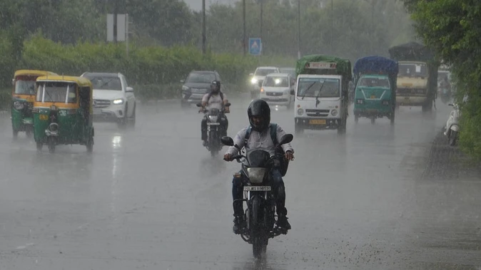 दिल्ली-एनसीआर में बदला मौसम, बारिश और ठंडी हवाओं से बढ़ी सर्दी