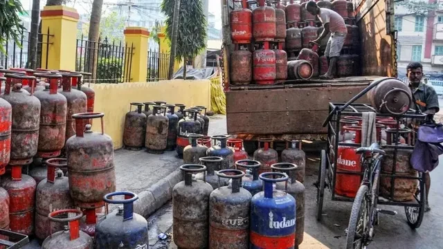 कॉमर्शियल एलपीजी सिलेंडर की कीमत में 50 रुपये की बढ़ोतरी, घरेलू सिलेंडर स्थिर