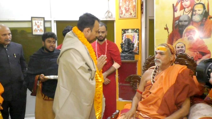 शंकराचार्य से मिले अलंकार, सरकार के खिलाफ महाआंदोलन का एलान