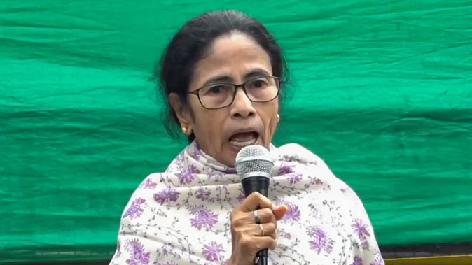 दिल्ली में बंगा भवन पर ममता बनर्जी का सुरक्षाकर्मियों से टकराव, चुनावी सूची प्रभावितों के लिए न्याय की मांग