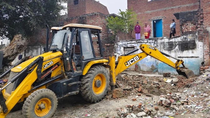 बरेली में अतिक्रमण पर गरजा बुलडोजर, रेलवे की जमीन पर अवैध निर्माण ध्वस्त