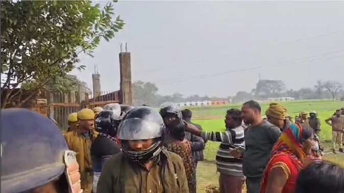 बलिया में बवाल: अतिक्रमण हटाने गई टीम पर पथराव, डेढ़ घंटे चला उपद्रव