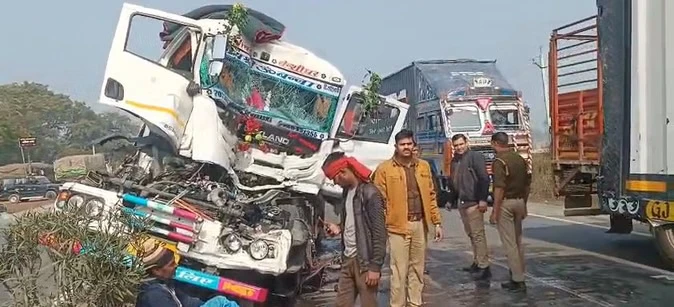 आगरा-ग्वालियर हाईवे पर डंपर दुर्घटना, पुलिस और बचाव दल ने बचाई जान