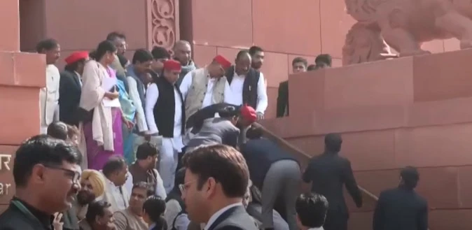 संसद की सीढ़ियों पर फिसले थरूर, अखिलेश यादव ने संभाला; वायरल हुआ वीडियो