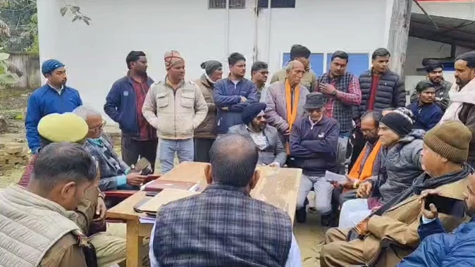 रायबरेली: गंगेश्वर मंदिर प्रांगण में अवैध गुमटियों पर व्यापारियों का विरोध